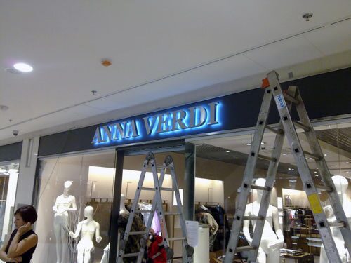 Интерьерная вывеска для магазина женской одежды Anna Verdi