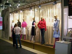 Оформление витрины для магазина верхней женской одежды Arte 1